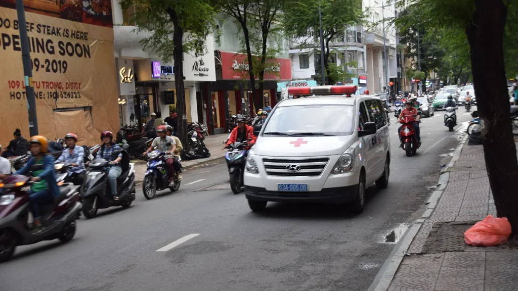 Xe cấp cứu trên đường phố Việt Nam