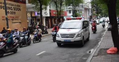 Xe cấp cứu trên đường phố Việt Nam