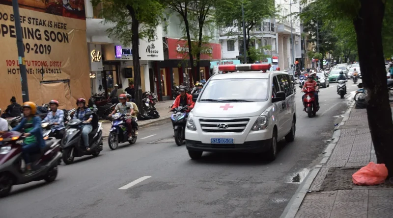 Xe cấp cứu trên đường phố Việt Nam
