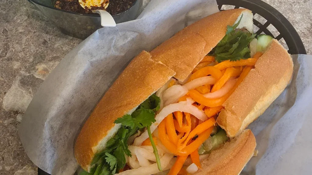 Ổ bánh mì kẹp thịt, đồ chua và rau