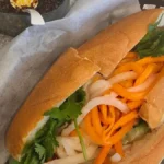 Ổ bánh mì kẹp thịt, đồ chua và rau