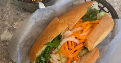 Ổ bánh mì kẹp thịt, đồ chua và rau