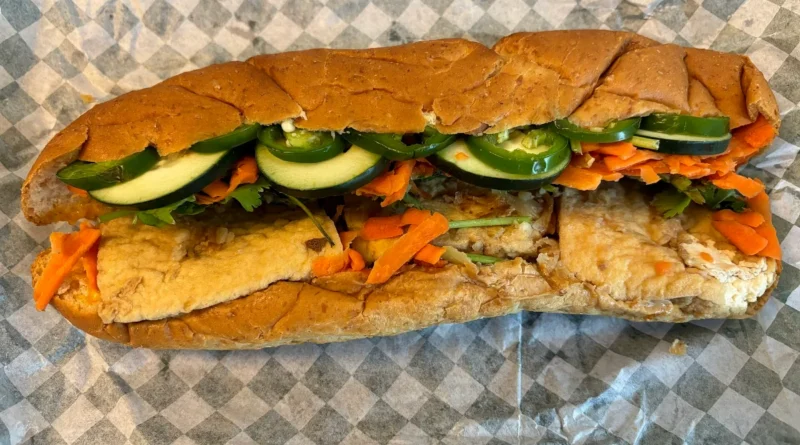 Ổ bánh mì kẹp rau thịt