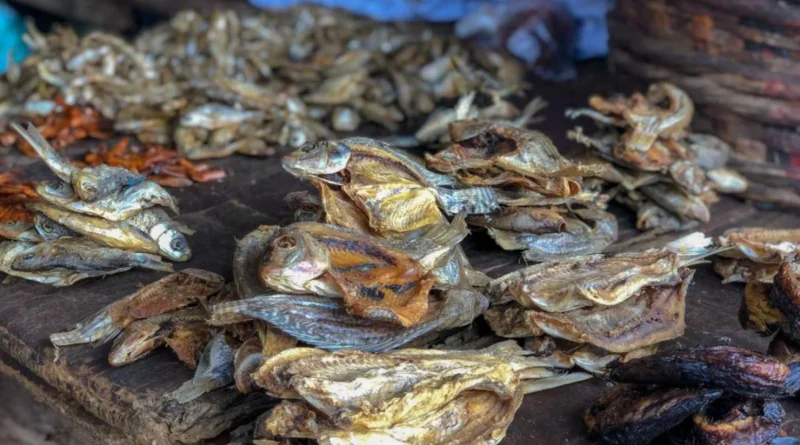 Cá khô bày bán ở chợ