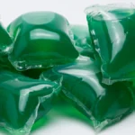 Viên giặt dạng túi màu xanh, trông như kẹo dẻo