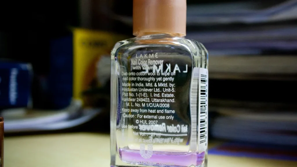 Lọ nước rửa móng tay chứa aceton