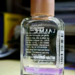 Lọ nước rửa móng tay chứa aceton