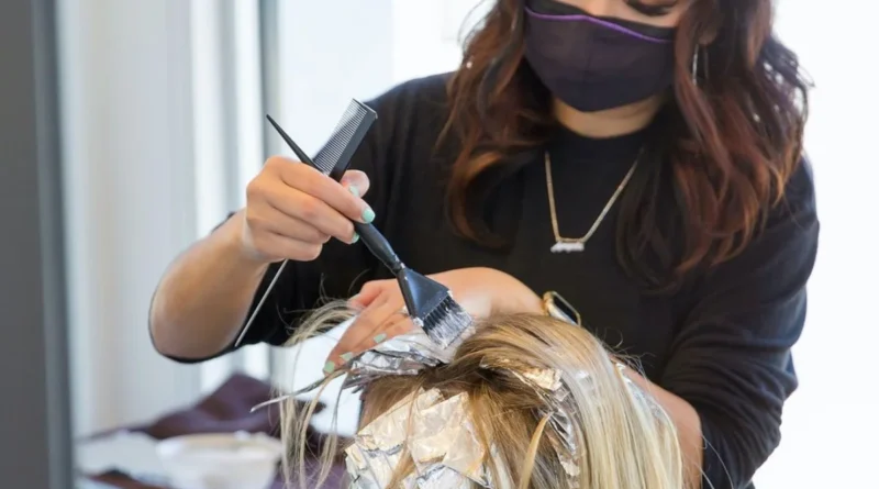 Thợ nhuộm tóc cho khách ở tiệm