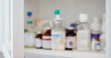 Các lọ thuốc, chai thuốc nước xếp trên kệ trong nhà
