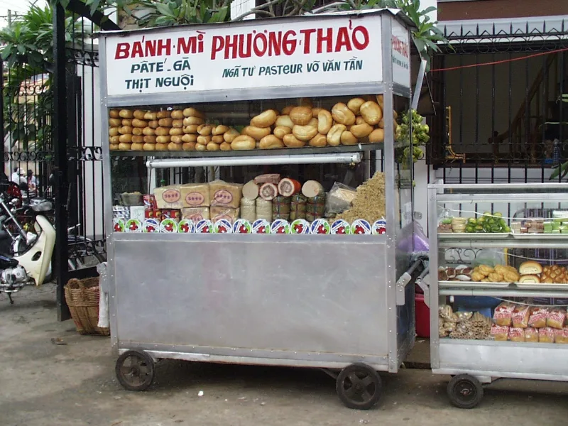 Xe bánh mì bày nhân ngoài trời